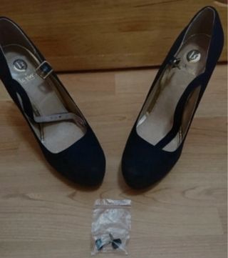 Tacones negros de vestir con tira