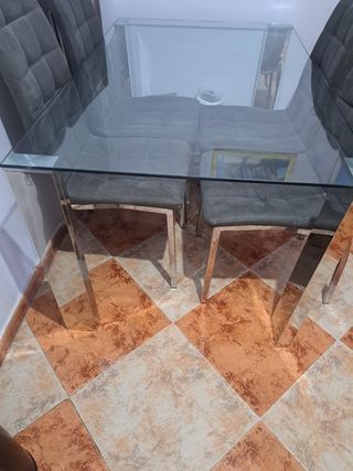 Mesa cristal y 4 sillas modernas