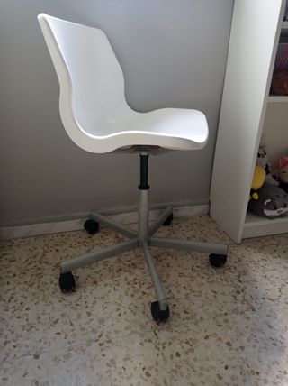 Silla de escritorio blanca y plateada
