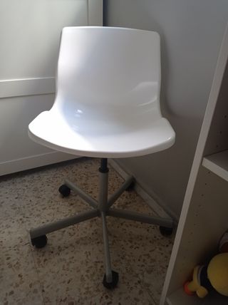 Silla de escritorio blanca y plateada
