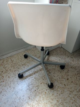Silla de escritorio blanca y plateada