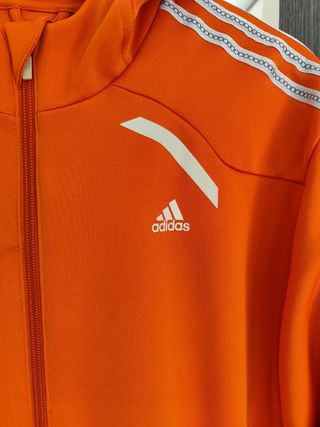 Chaqueta Adidas con capucha naranja