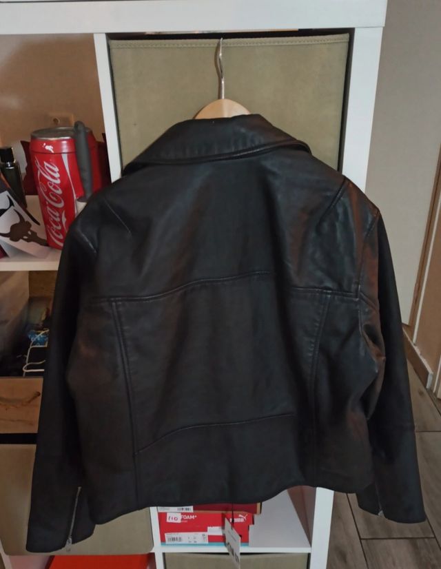 Chaqueta motera de piel negra