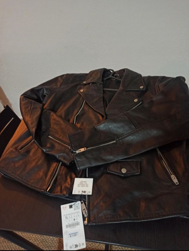 Chaqueta motera de piel negra