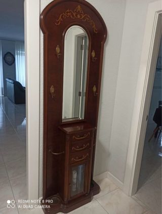 Recibidor de madera con espejo y cajones