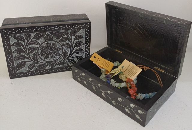 Portagioie in marmo intagliato a mano