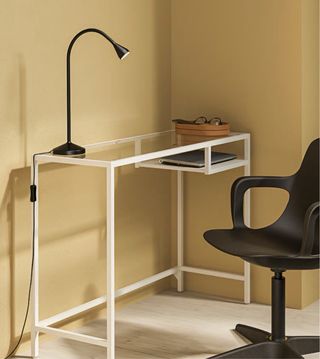Mesa auxiliar cristal y metal negra