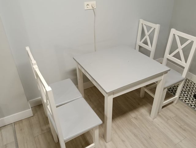 Mesa + 4 sillas 110€ Son seis juegos