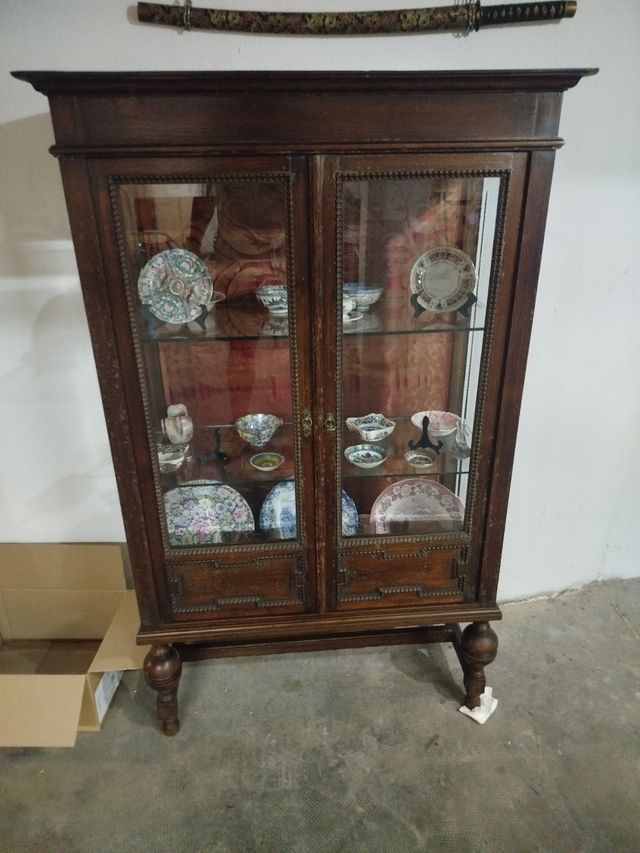 Vitrina antigua de madera y cristal