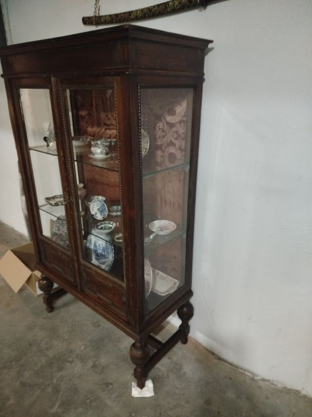 Vitrina antigua de madera y cristal