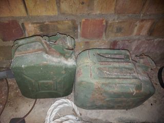 Bidónes de gasolina verde militar