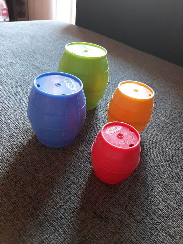 Barriles de colores para jugar
