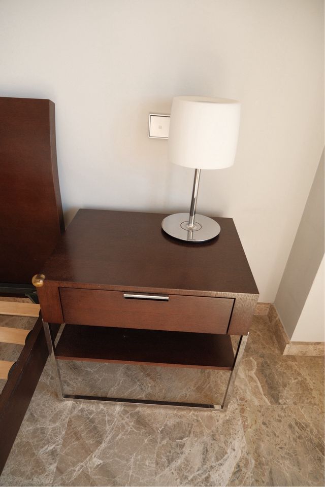 Cómoda y mesita de noche de madera