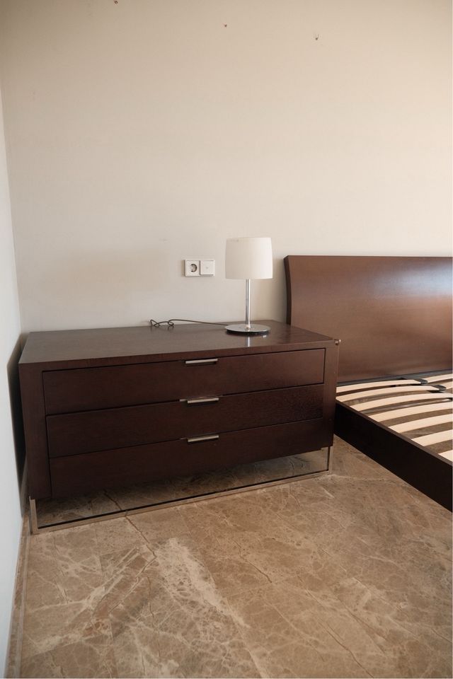 Cómoda y mesita de noche de madera