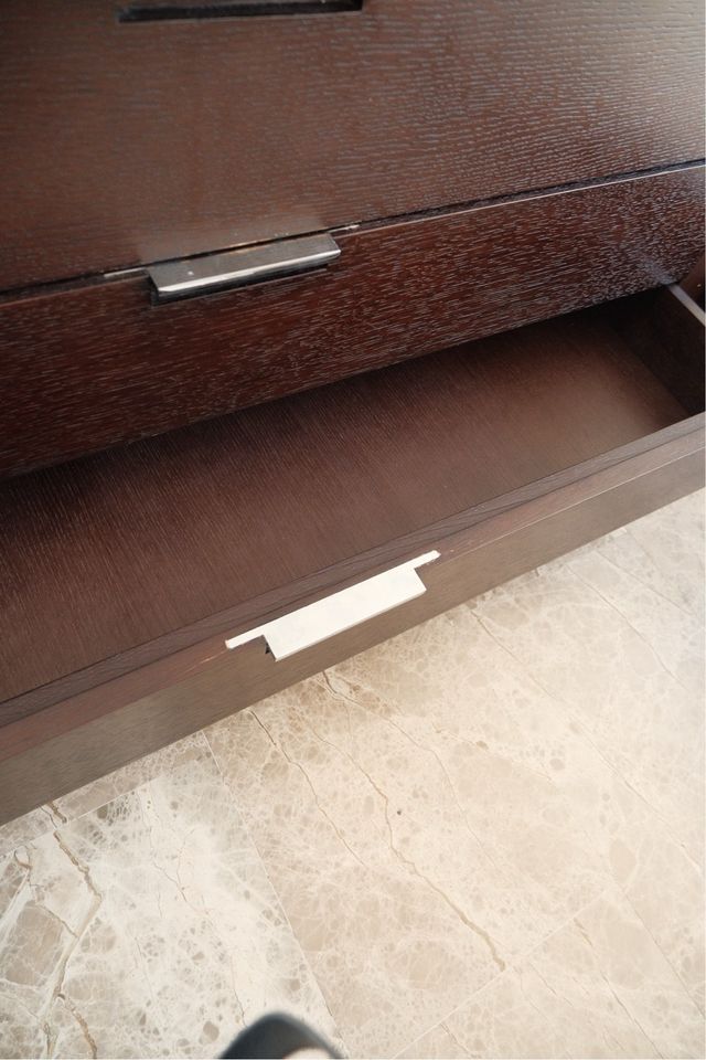 Cómoda y mesita de noche de madera