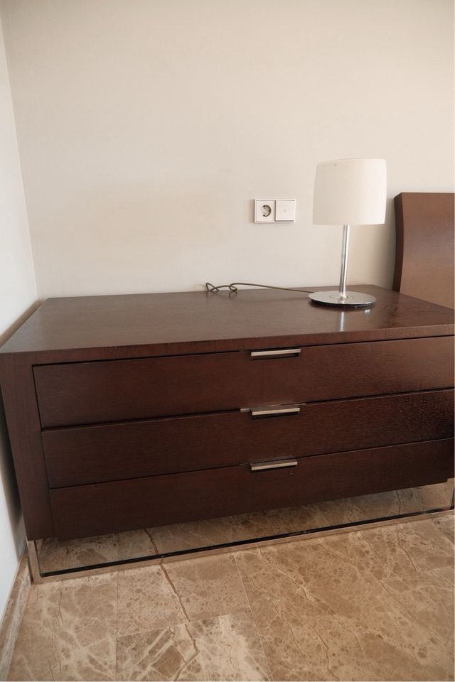 Cómoda y mesita de noche de madera