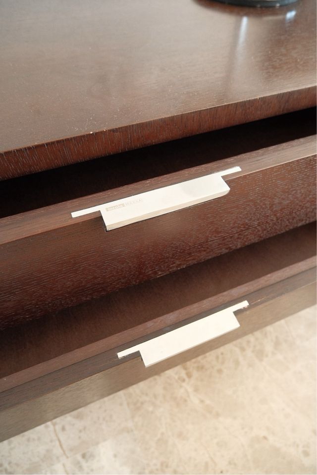 Cómoda y mesita de noche de madera