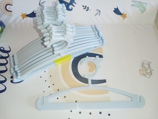 10 perchas infantiles azules