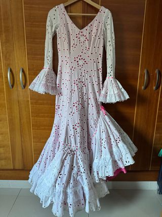 Traje de flamenca rosa y blanco