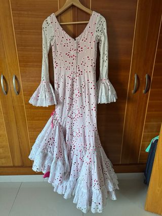 Traje de flamenca rosa y blanco