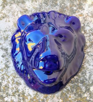 Testa di leone blu decorativa