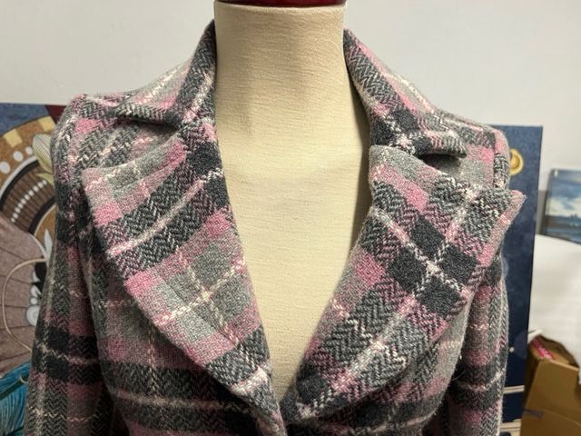 Abrigo espectacular cuadros gris y rosa
