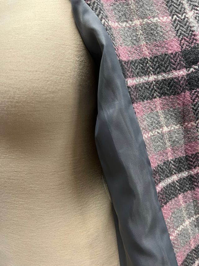 Abrigo espectacular cuadros gris y rosa
