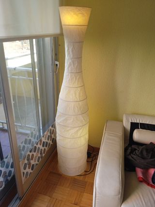 Lámpara de pie de papel blanca