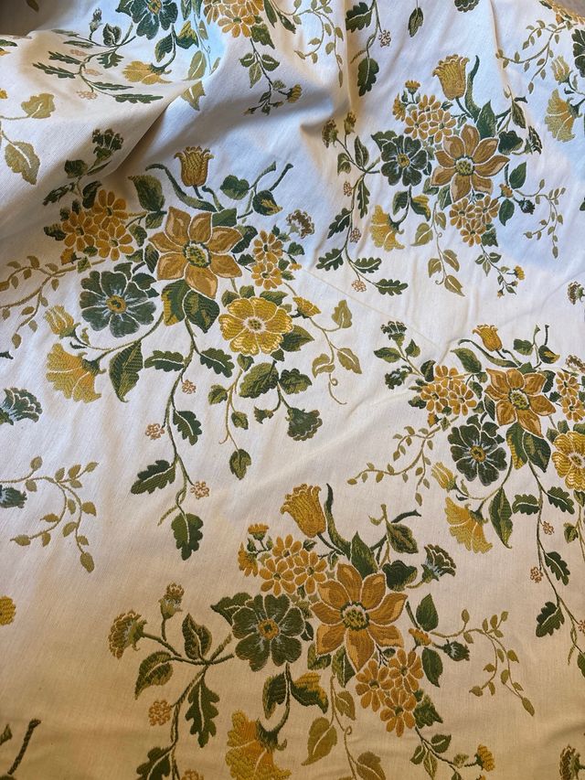 Tessuto broccato floreale verde e giallo