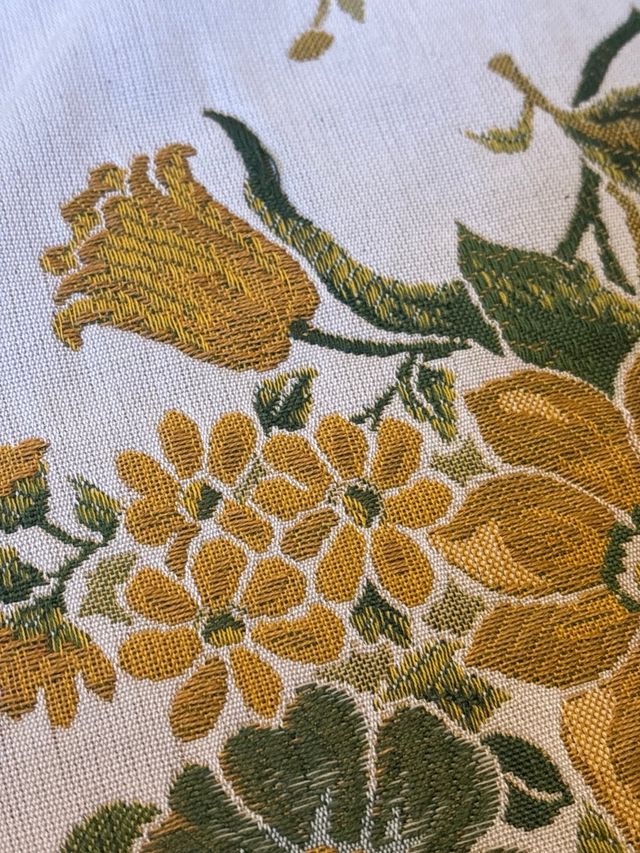 Tessuto broccato floreale verde e giallo