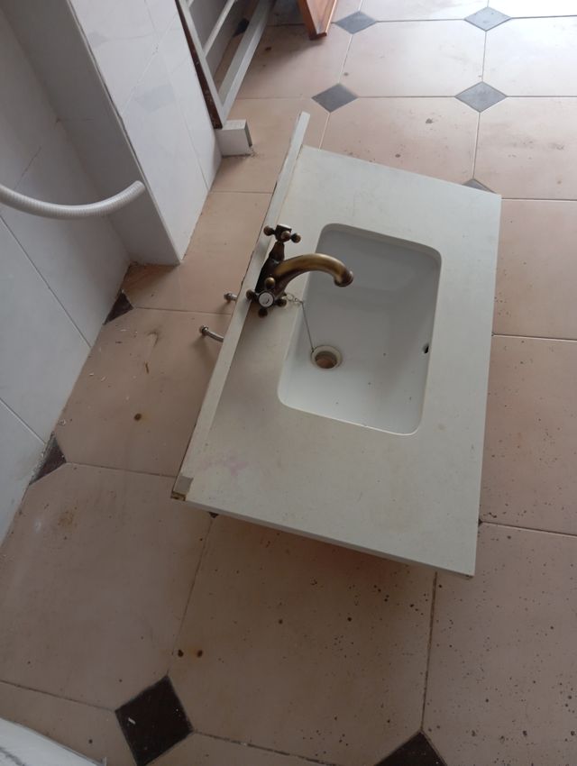 Encimera de piedra con lavabo y grifo .