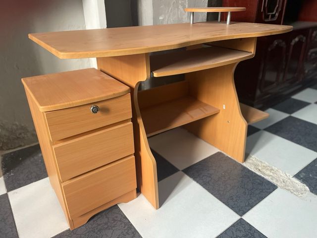 Escritorio de madera con cajonera