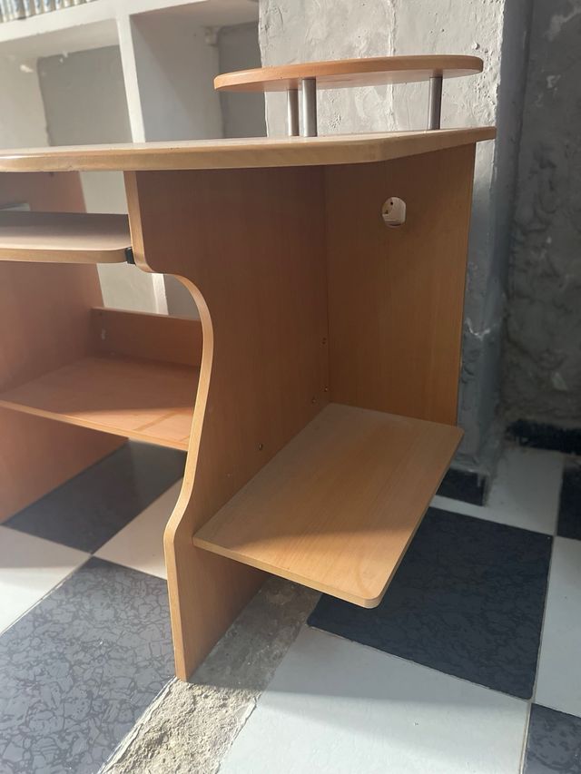 Escritorio de madera con cajonera