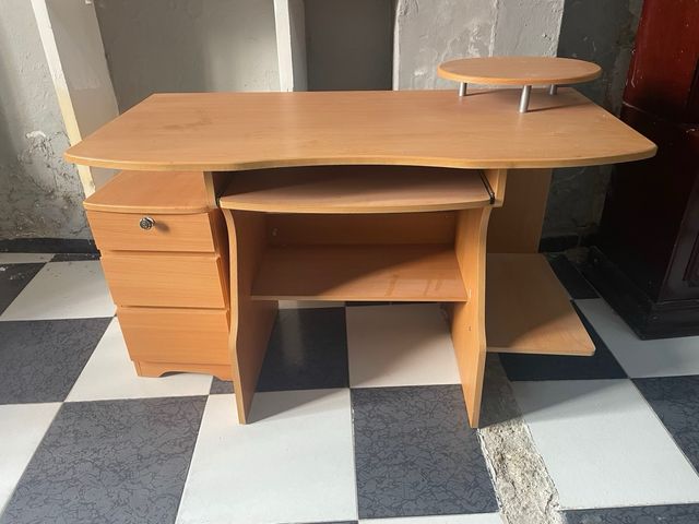 Escritorio de madera con cajonera