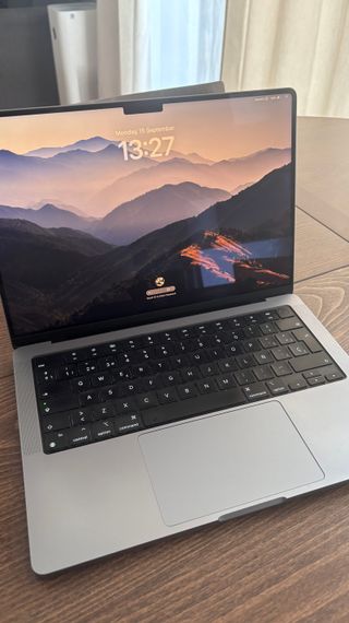 MacBook Pro M2 16 GB RAM Plata