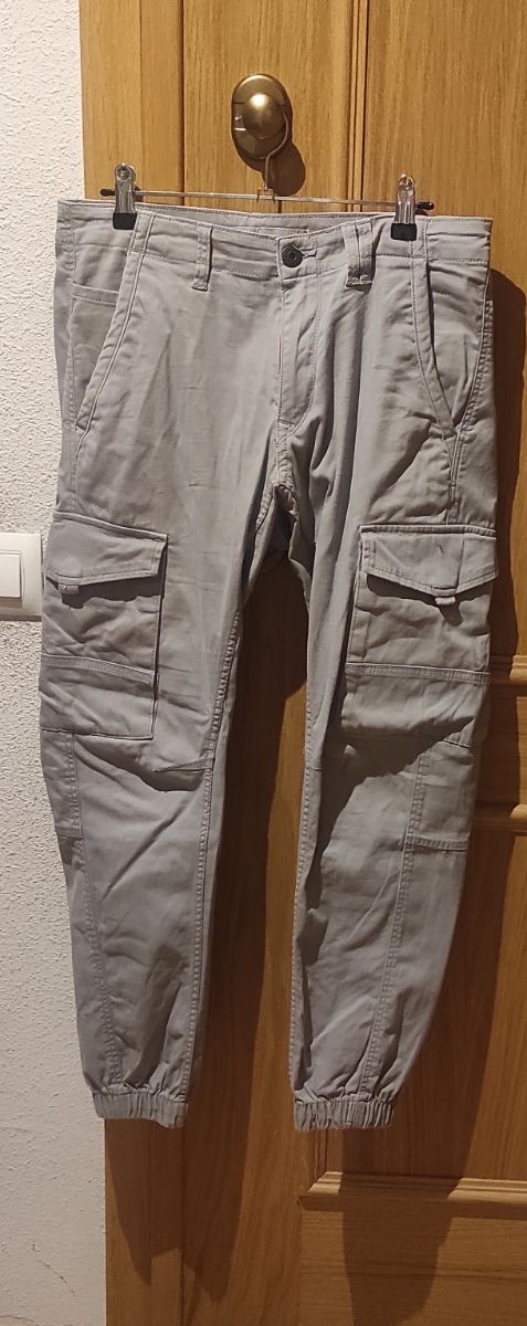 Pantalones cargo grises