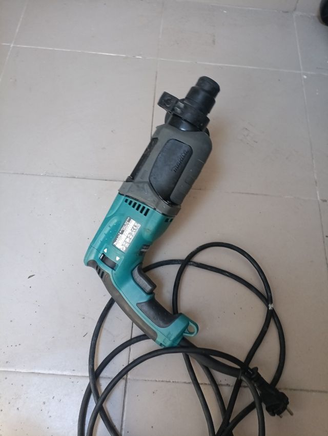 Taladro percutor Makita HR 2470