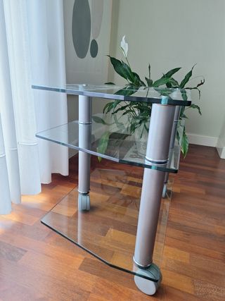Mesa de cristal para TV con ruedas