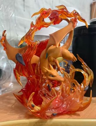 Figura Pokémon Charizard con llamas