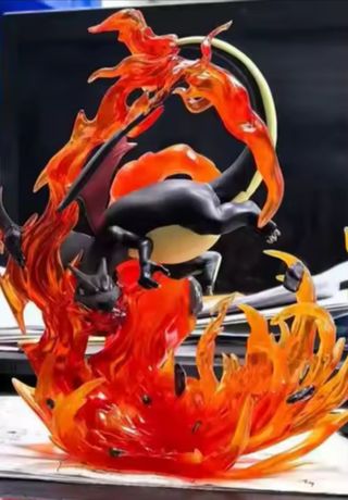 Figura Pokémon Charizard con llamas