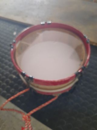Tambor rojo con cuerda
