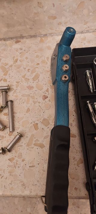 2 Remachadoras y remaches se  venden también  sepa