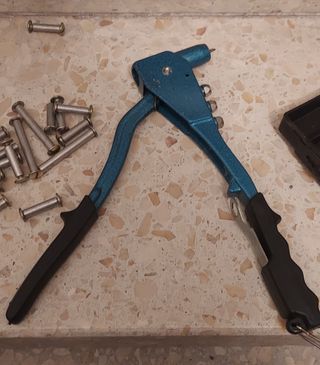 2 Remachadoras y remaches se  venden también  sepa