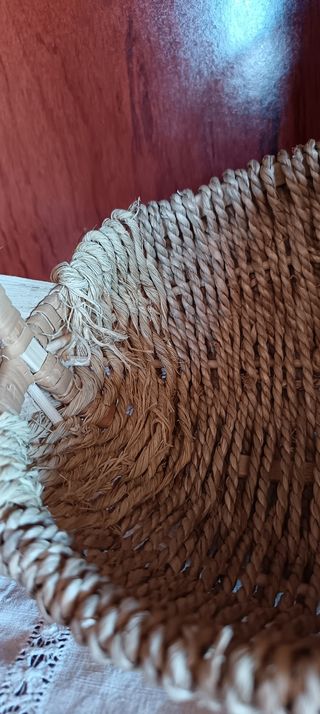 Cesta de mimbre artesanal