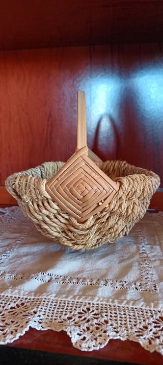 Cesta de mimbre artesanal