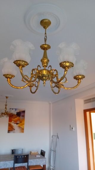 Lámpara de bronce dorada con tulipas blancas