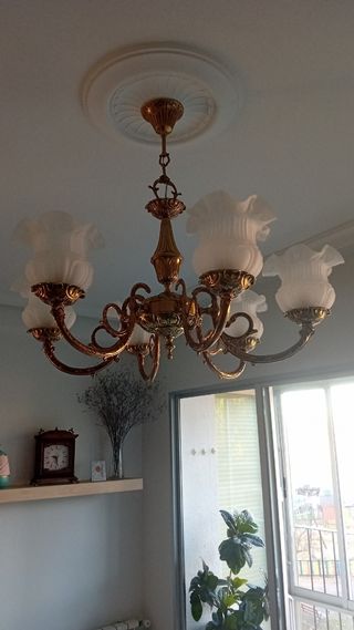 Lámpara de bronce dorada con tulipas blancas