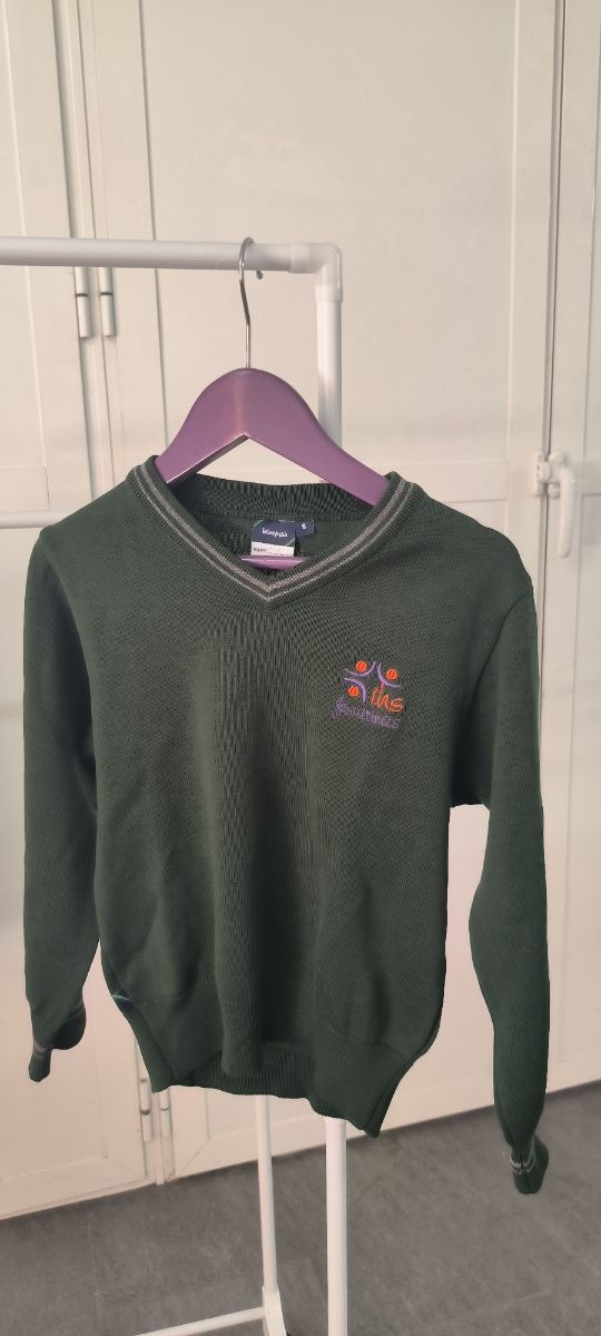 Jersey Jesuitinas Talla 8 Verde. Tallaje pequeño 