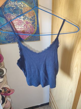 Camiseta tirantes azul con encaje