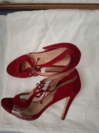 Zapatos de tacón rojos con tiras